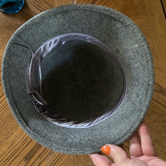 Elegant Gray Hat with Feather Accent - Picture 7 of 9